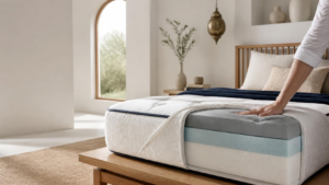 Comment choisir un bon matelas : couches de mousse visibles d'un matelas italien dans une chambre lumineuse
